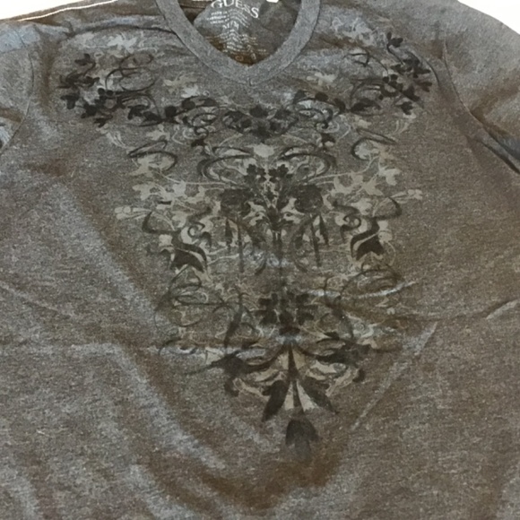 Guess men T-shirt gray & black print with V neck size M, short sleeve - Picture 8 of 8